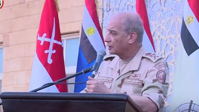 وزير الدفاع يتناول الإفطار مع مقاتلي المنطقة الغربية العسكرية (فيديو)