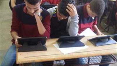  82% من مدارس القليوبية يؤدون امتحان الجغرافيا بالتابلت