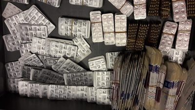 إحباط تهريب 240 شريط أدوية تستخدم لعلاج السرطان مع مصري قادم على الخطوط التركية بمطار الغردقة (صور)