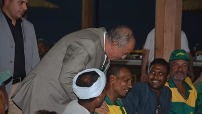 محافظ البحر الأحمر يشارك عمال النظافة بالغردقة إفطارهم الجماعي