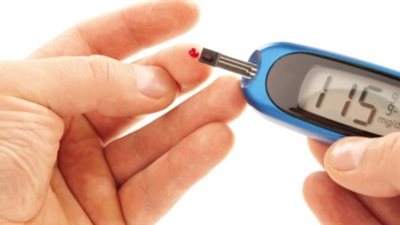 كيف يستفيد مرضى السكري في رمضان؟.. استشاري غدد صماء يجيب (فيديو)