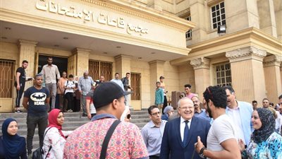 رئيس جامعة القاهرة يتفقد سير الامتحانات: لم نتلق شكاوي