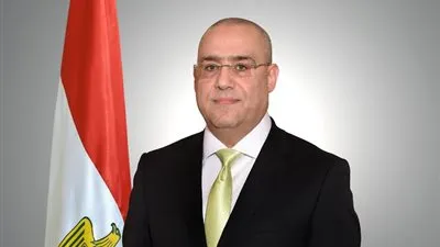   وزير الإسكان يتابع خطة طرح الأراضى السكنية والخدمية والاستثمارية بالمدن الجديدة