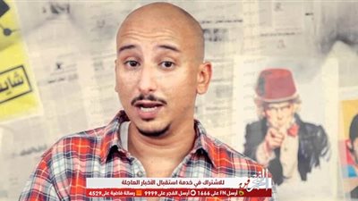 خالد منصور يدبر مقلب في مذيعة 