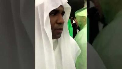 لاعب برازيلي في الحرم المكي بعد إعلان إسلامه (فيديو)