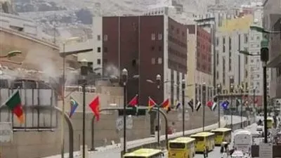 شوارع مكة تتزين بأعلام الدول المشاركة في القمم الثلاث (صور) 