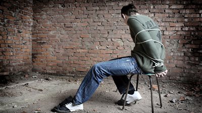 لإجباره على الزواج.. لحظة خطف فتاة لحبيبها بمساعدة آخرين بشبرا (فيديو)