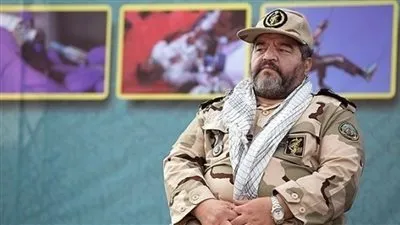 قائد في الحرس الثوري يطالب الإيرانيين بحرق الدولار