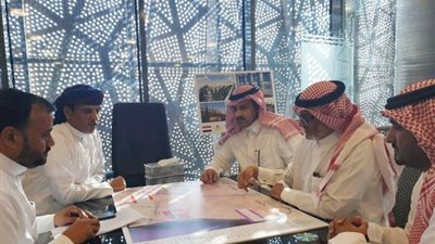 آل جابر يبحث مع محافظ المهرة مشاريع التنمية وتحسين المعيشة