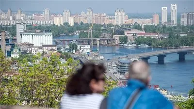 تصدع جسر زجاجي في كييف بعد يوم من افتتاحه