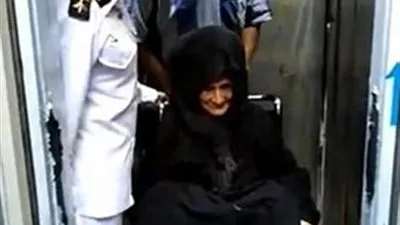 أمن القاهرة ينقل مسنة لأحد دور الرعاية أثناء إزالة منطقة حكر السكاكيني بالشرابية