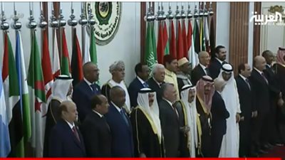  القادة العرب يلتقطون صورة تذكارية قبل انطلاق القمة العربية الطارئة