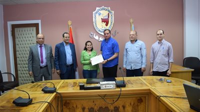 رئيس جامعة سوهاج يكرم طلاب الطب البشري لتميزهم فى الأنشطة العلمية