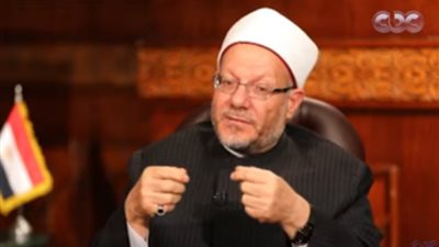 المفتي: المرأة في الإسلام مساوية للرجل في التصرف المالي