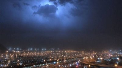 عاصفة مطرية تضرب حي الشرائع بمكة المكرمة