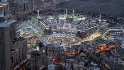 جموع المصلين يؤدون صلاة العشاء والتراويح في المسجد الحرام في ليلة 27 من رمضان