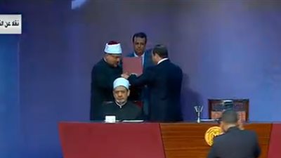 وزير الأوقاف يهدي السيسي نسخة من القرآن الكريم باحتفالية ليلة القدر