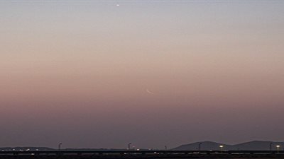 أول صورة لهلال آخر رمضان كما تم رصده فجرا