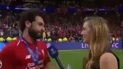 تصرف غريب من محمد صلاح ضد مذيعة حسناء اقتربت منه (فيديو)