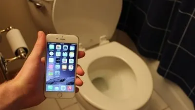 مخاطر الجلوس الطويل واستخدام هاتفك في دورة المياه