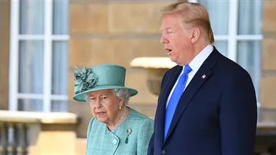 شاهد.. موقف محرج لترامب مع الملكة البريطانية داخل القصر الملكي
