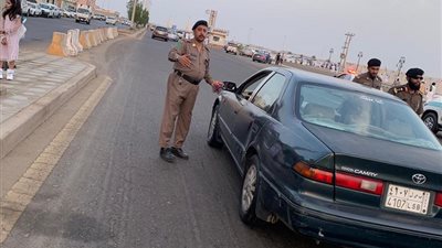 حلوى وورود.. مرور ينبع يعايد المواطنين في الشوارع والمصليات