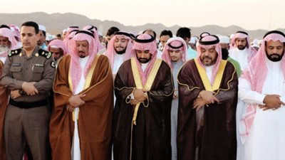 محافظ يدمة يتقدم المصلين بعيد الفطر ويعايد المرضى بالمستشفى العام