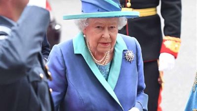 الملكة إليزابيث تهدي ترامب كتابا لـ 