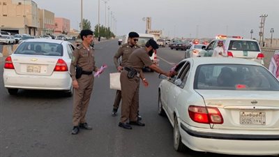 مرور ينبع يعايد المواطنين في الشوارع والمصليات.. حلوى وورود