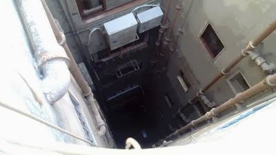 العثور على جثة طفلة ملقاه داخل منور عقار بـ