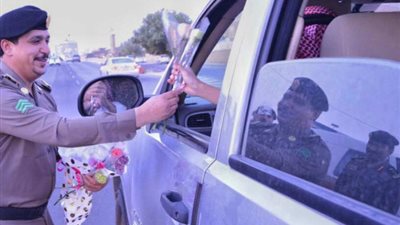 شرطة القصيم توزّع ورودًا على المواطنين ابتهاجًا بعيد الفطر