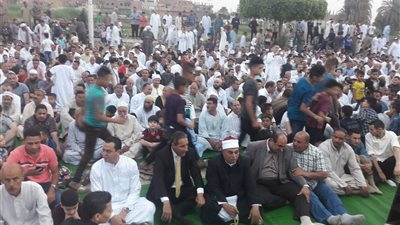 الآلاف يؤدون صلاة عيد الفطر في إهناسيا ببني سويف (صور)