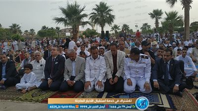 محافظ السويس ومدير الأمن يؤديان صلاة عيد الفطر بساحة الخالدين بحي فيصل (صور)