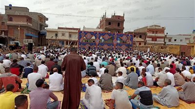 شاهد.. الآلاف من مواطني كفر الشيخ يؤدون صلاة عيد الفطر في 375 ساحة ومسجدا