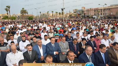 محافظ بورسعيد يشارك المواطنين صلاة عيد الفطر بساحة المعمورة (صور)