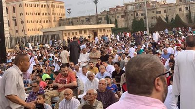 محافظ كفر الشيخ يؤدي صلاة عيد الفطر المبارك بساحة مسجد الاستاد ويهنئ المواطنين (صور)