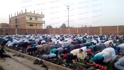 آلاف المواطنين يؤدون صلاة عيد الفطر بقرى الغربية (صور)