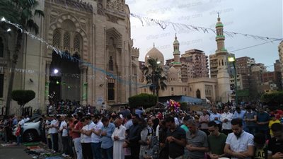 محافظ الإسكندرية يشارك المئات صلاة عيد الفطر داخل مسجد أبو العباس (صور)