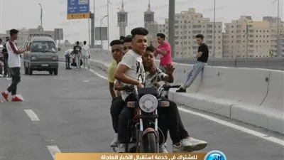 شاهد.. احتفال المصريين بالعيد فوق محور روض الفرج (صور)