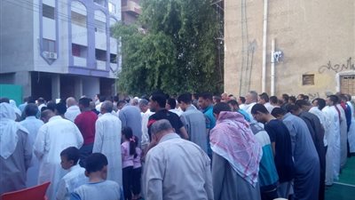 المئات يؤدون صلاة عيد الفطر في ساحات الخلاء ومساجد الوادي الجديد (صور)