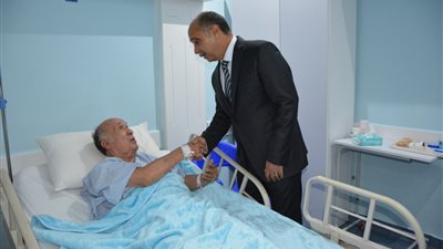 وزير الطيران المدنى يتفقد مطار القاهرة وهناجر الصيانة وبرج المراقبة