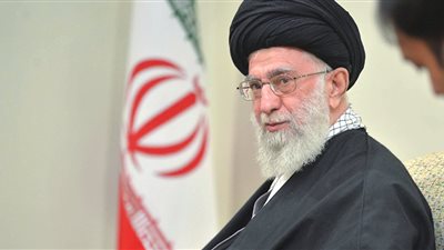 خامنئي يلقي خطبة العيد حاملا بندقية روسية (صورة)