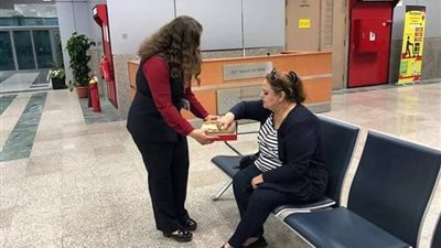 مطار الغردقة الدولي يستقبل الرحلات بكحك العيد (صور) 