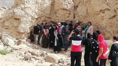 موقع الأخدود الأثري بنجران يجذب الزوار في إجازة عيد الفطر