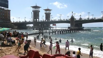 شواطئ الإسكندرية تستقبل السكندريين والمصطافين في ثان أيام عيد الفطر المبارك (صور)