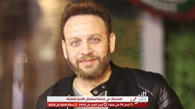 هكذا احتفل مصطفى قمر بعيد ميلاد زوجته  (صورة)