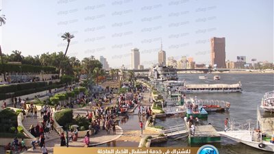 الأطفال يحتفلون بثاني أيام العيد بالرقص على كوبري قصر النيل (صور)