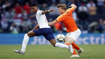 خطأ فادح من صفقة برشلونة المنتظرة في مباراة هولندا وإنجلترا