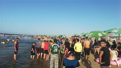 الآلاف يقضون إجازة العيد على شواطئ مصيف بلطيم بكفرالشيخ 