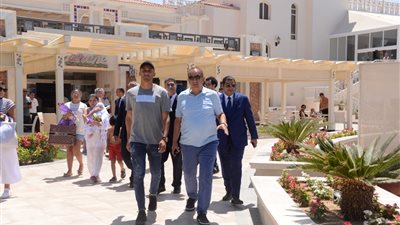 وصول حارس مرمى فريق ريال مدريد الأسباني الغردقة لاستكمال إجازته على شواطئ البحر الأحمر (صور) 